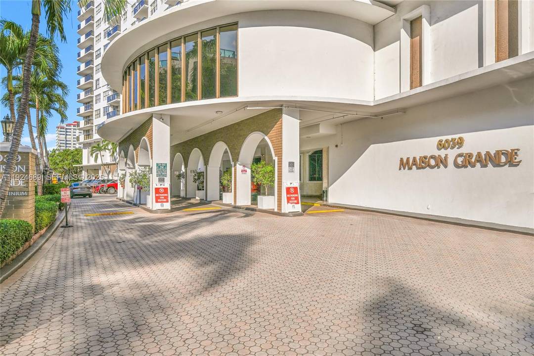 Just reduced ! ! Completely furnished, Beautiful 2 bedroom and 2 bathroom, Fully renovated, stainless steel appliances, granite counter tops.