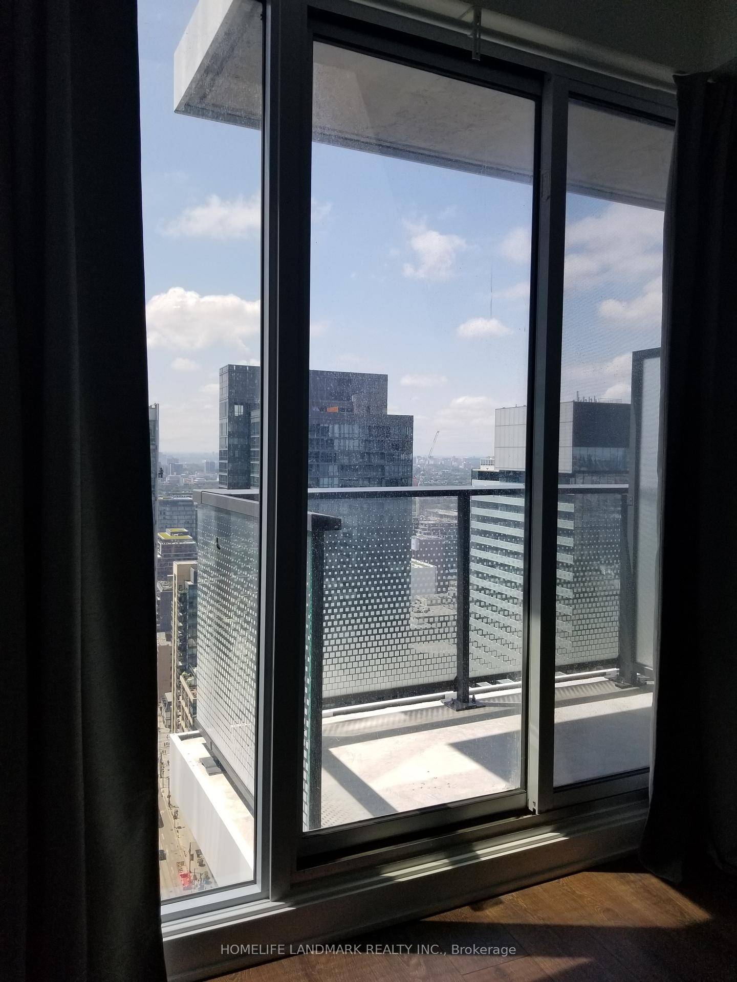 39th floor 1 1 BR condo of 600 SF in the heart of Entertainment District.