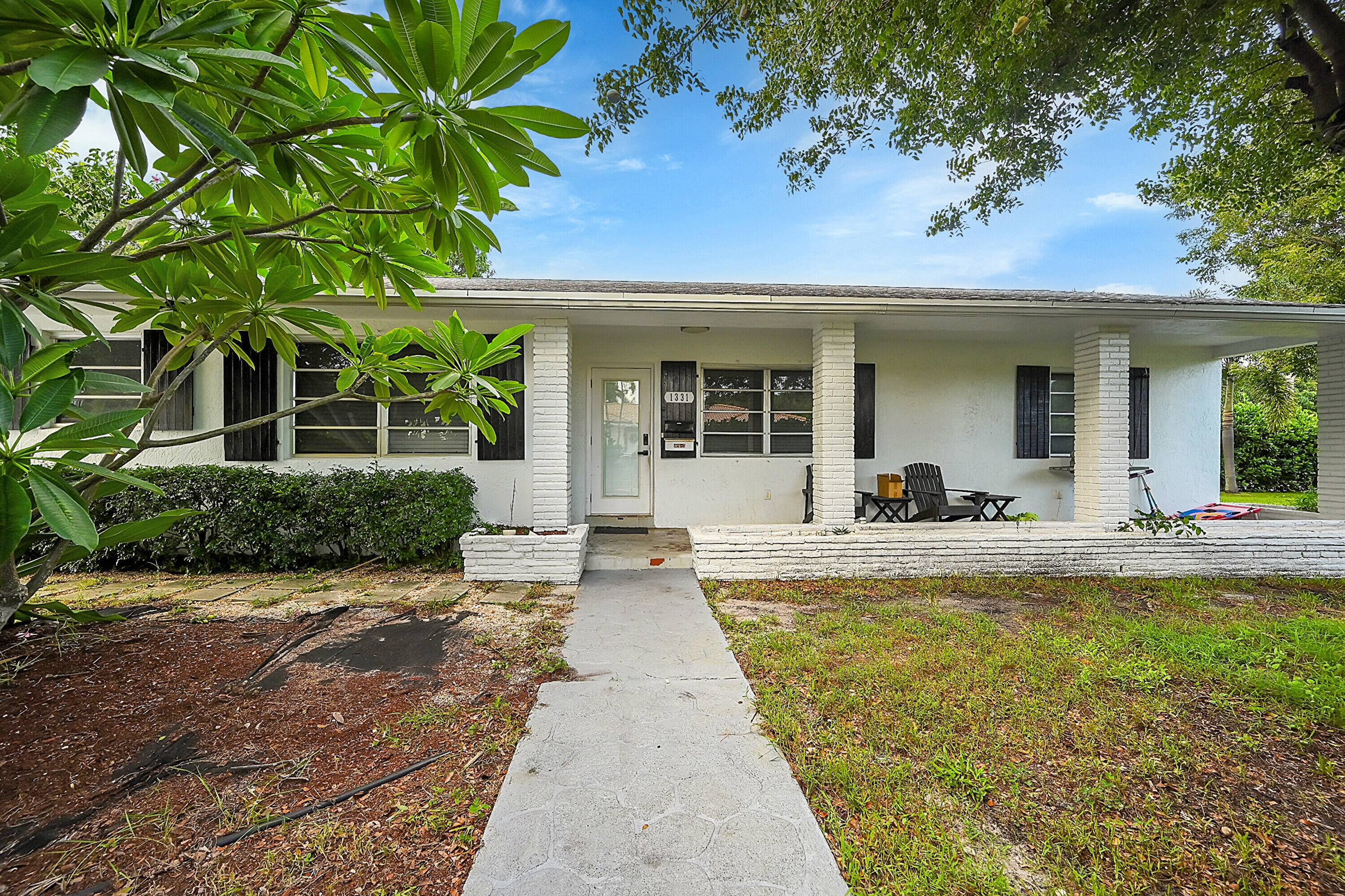 Seller offering 5, 000 closing costs to buyer Come see this beautiful single family home w attached in law suite in a very desirable area of Lake Worth Beach.