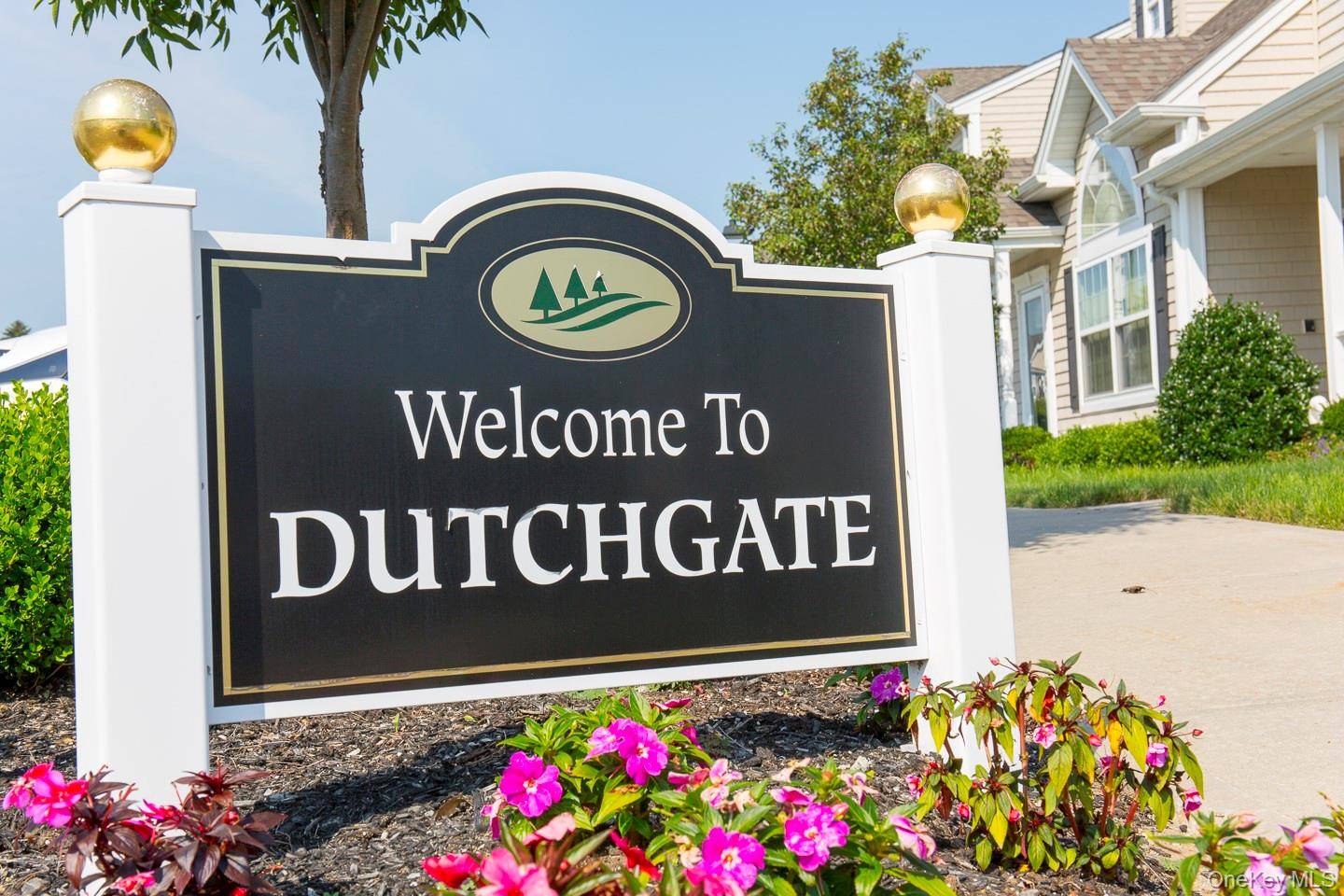 FIRST FLOOR CORNER UNIT IN DUTCHGATE Welcome to comfortable and accessible living in Valley Stream s 55 gated community.
