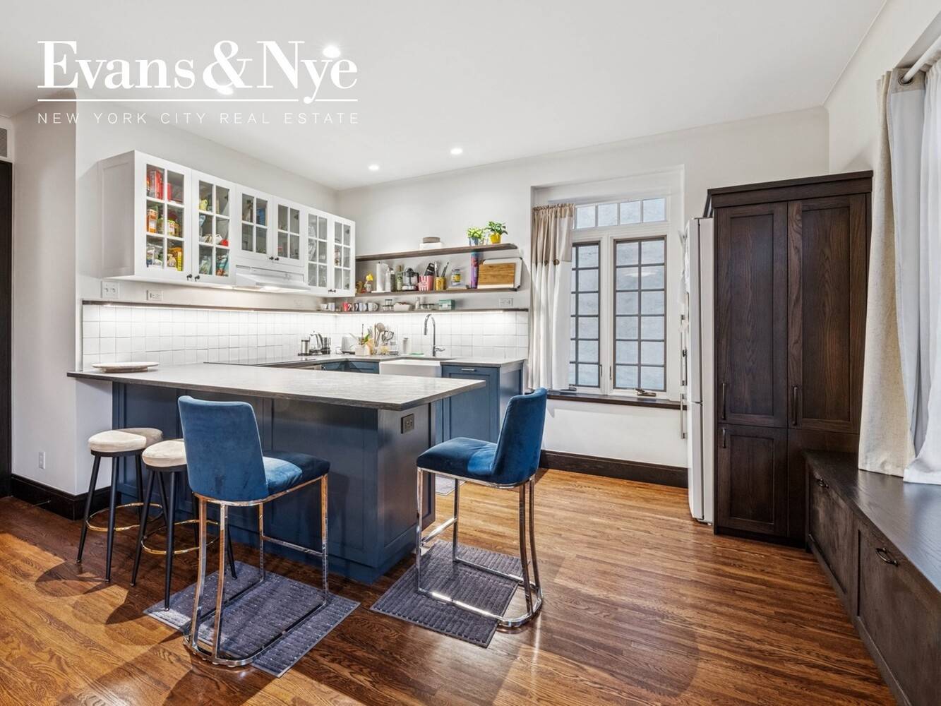 A charming two bedroom and one bathroom apartment is available to purchase for the first time following an exquisite renovation with the finest finishes and materials throughout.