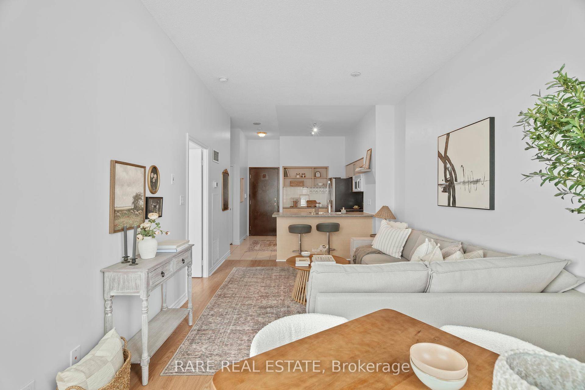 Welcome to Aqua Condos, a prestigious residence perfectly located on Torontos vibrant waterfront.