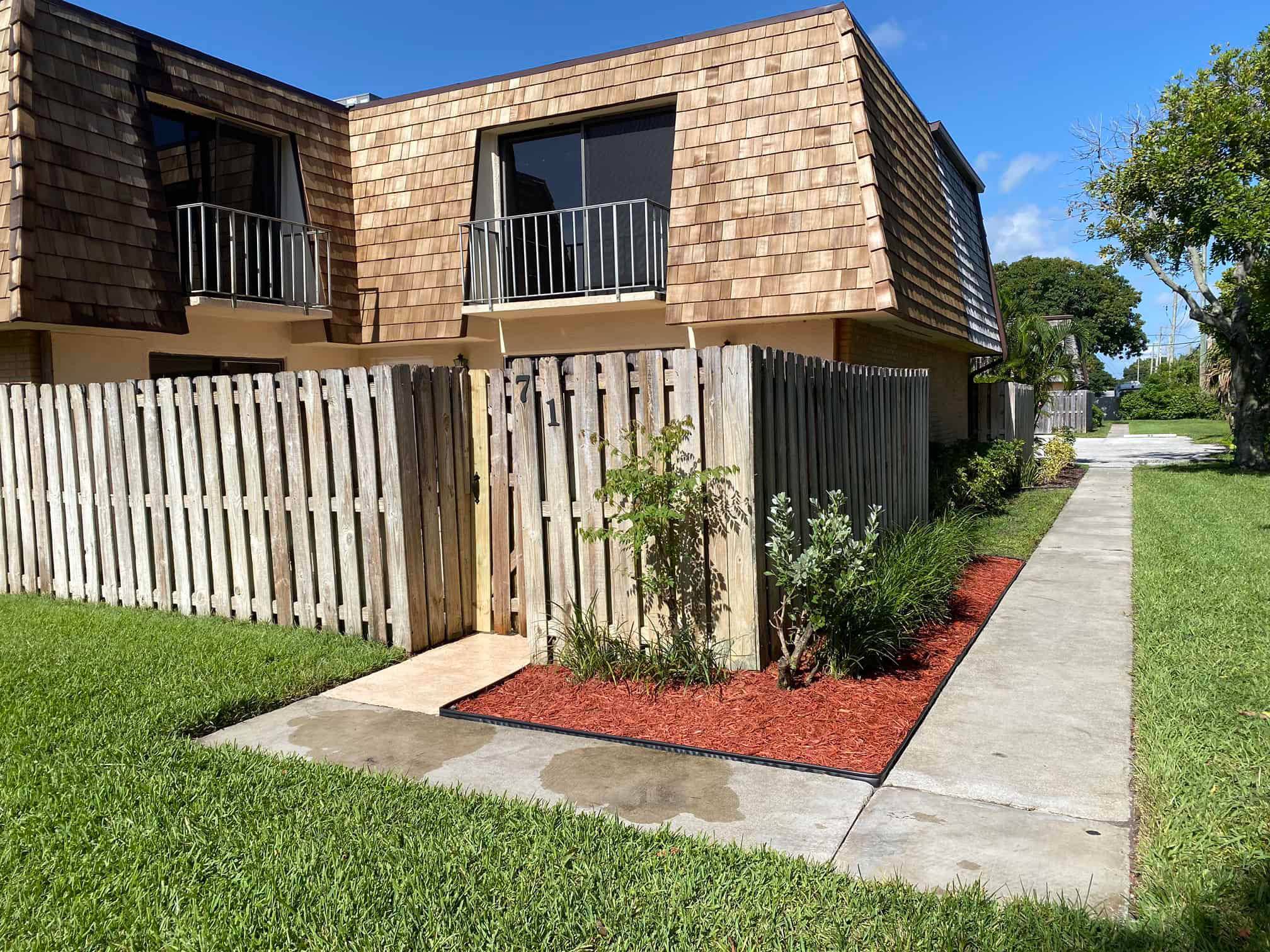 Welcome to this inviting 2 bedroom, 2 bath Courtyard Townhouse, ready for you to move in !