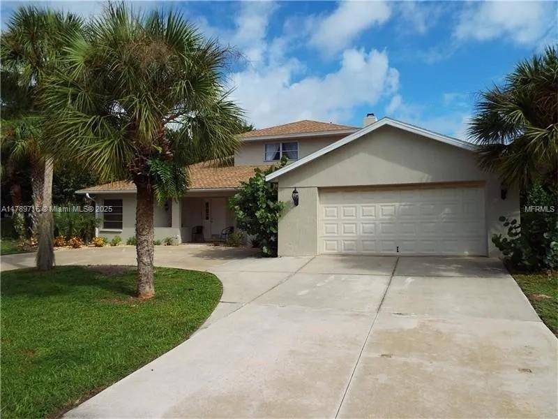 Discover this unique 4 bedroom, 4 bath home with three master suites and a versatile guest room or office in beautiful Sarasota, Florida.