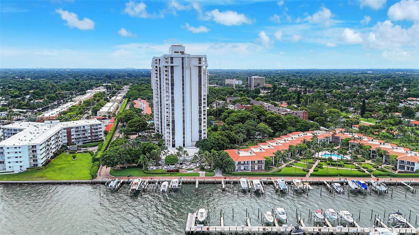 Gorgeous resort style living at the Towers of Quayside, Miami best kept secret.