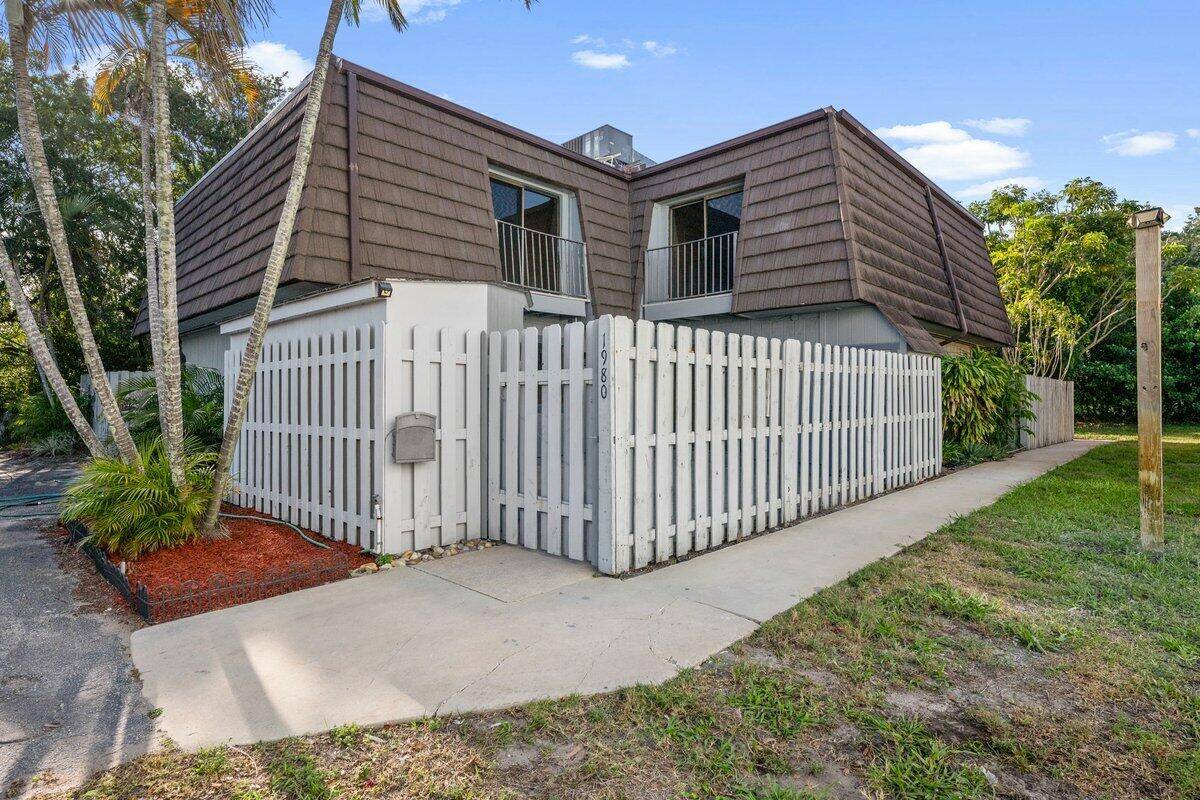 Welcome to this beautifully updated townhouse perfectly located just minutes from the beach and vibrant downtown Jensen Beach !