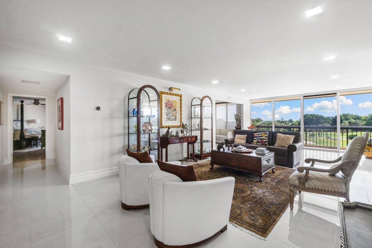 Stunning unobstructed views over the newly redone Dutchman's Pipe golf course from the floor to ceiling sliding glass doors.