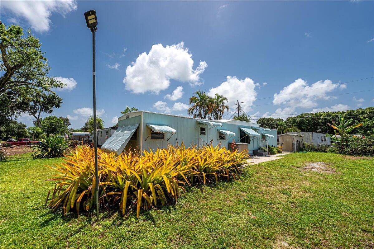 Affordable mobile home in great Stuart location !
