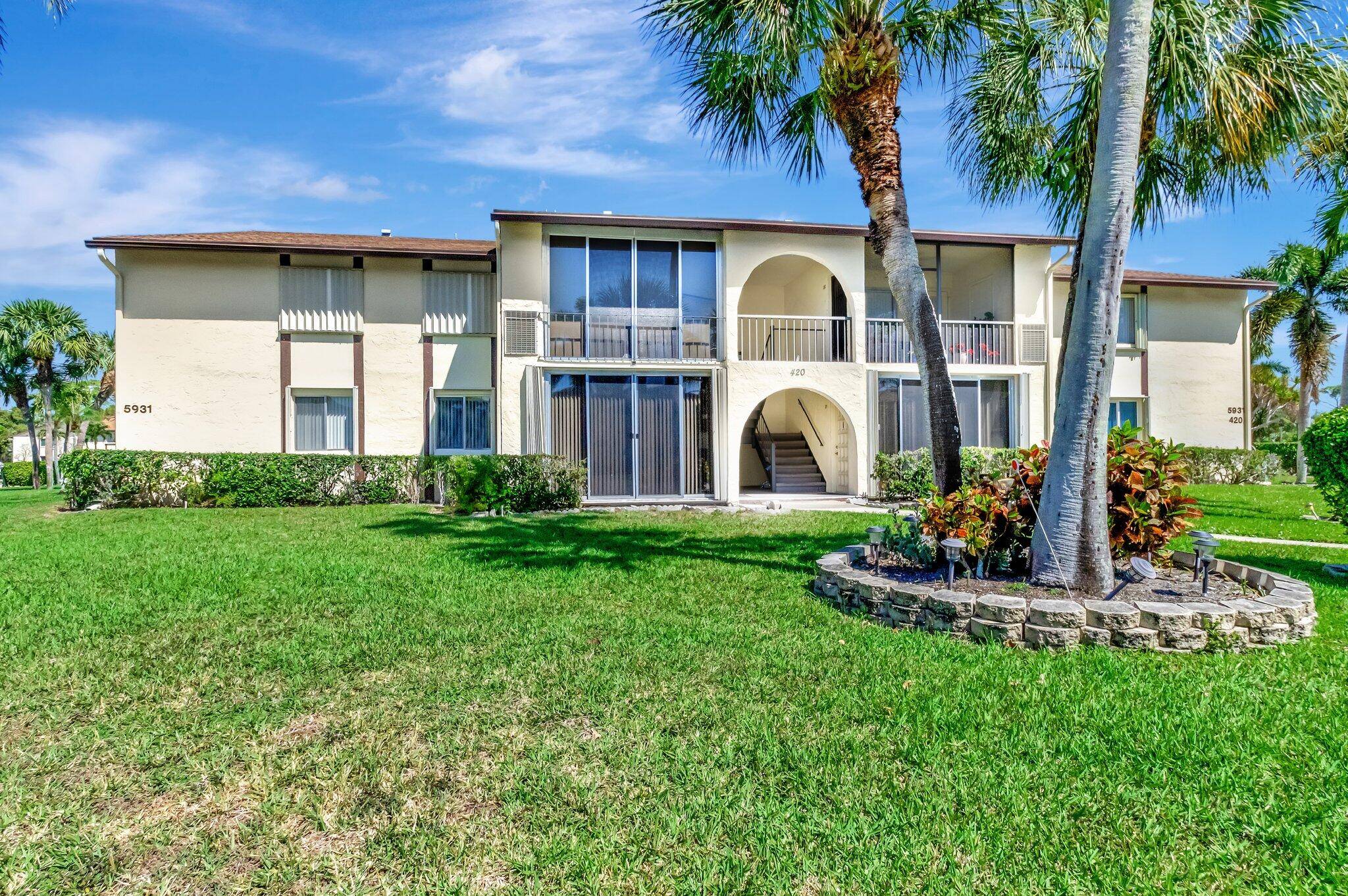 WOW ! Welcome to this ground floor condo.