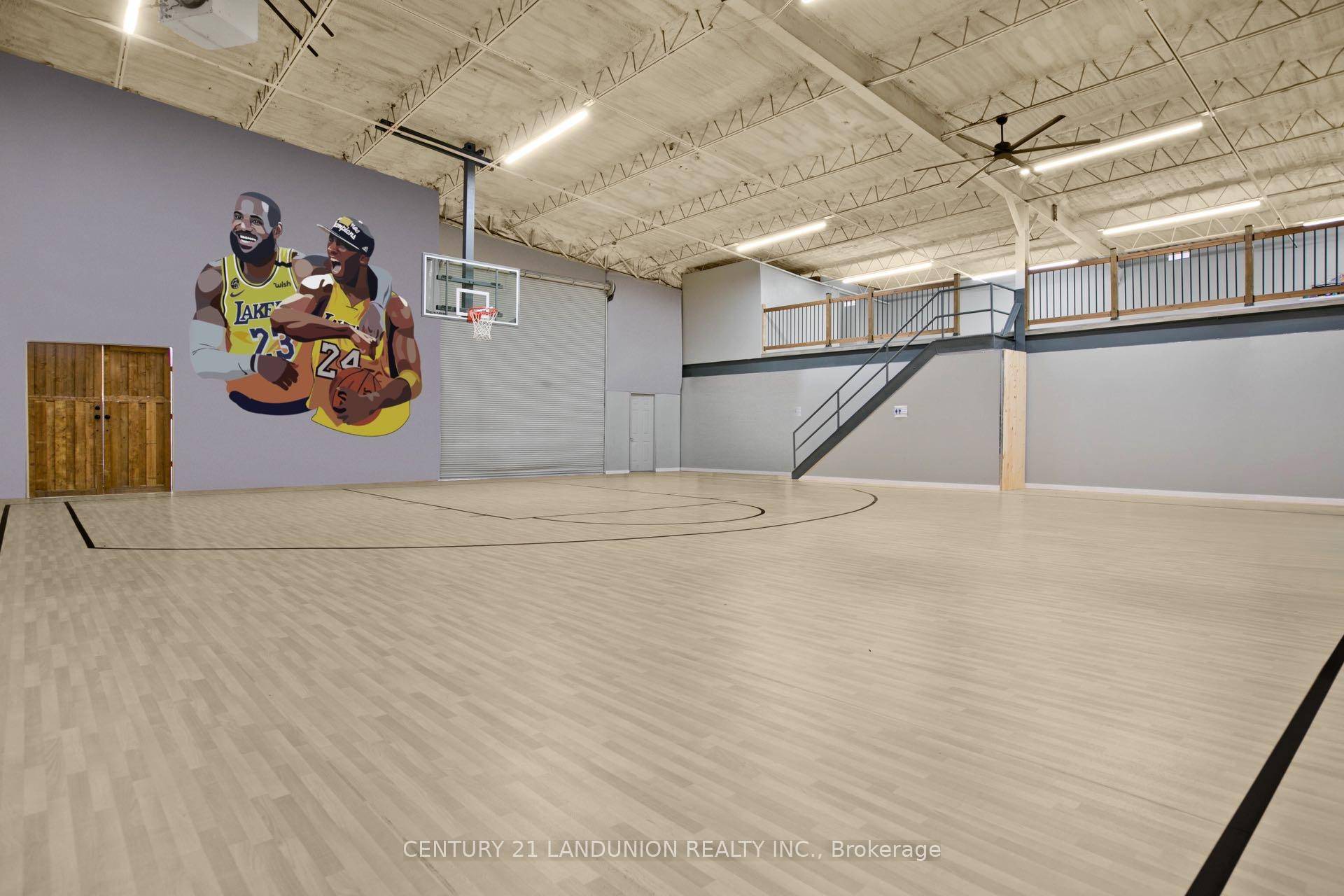 Great Value Opportunity to lease na indoor basketball court in Stouffville 7, 400 sq.