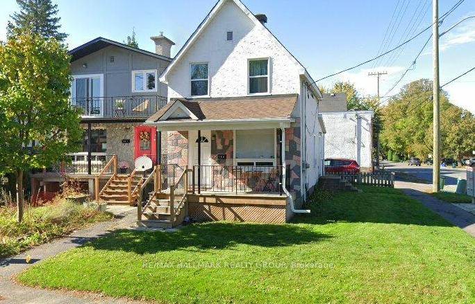 Bright and well maintained upper level 1 Bedroom apartment in Westboro !