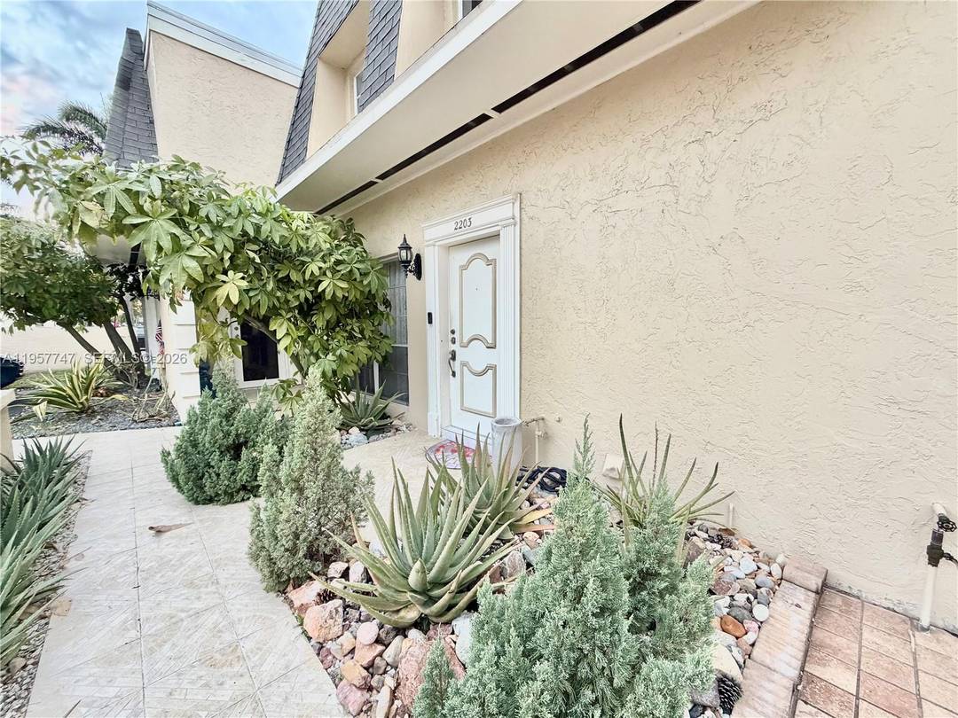 TWO FLOORS VENETIAN PARK, 3 BED AND 2, 5 BATH TOWNHOUSE.