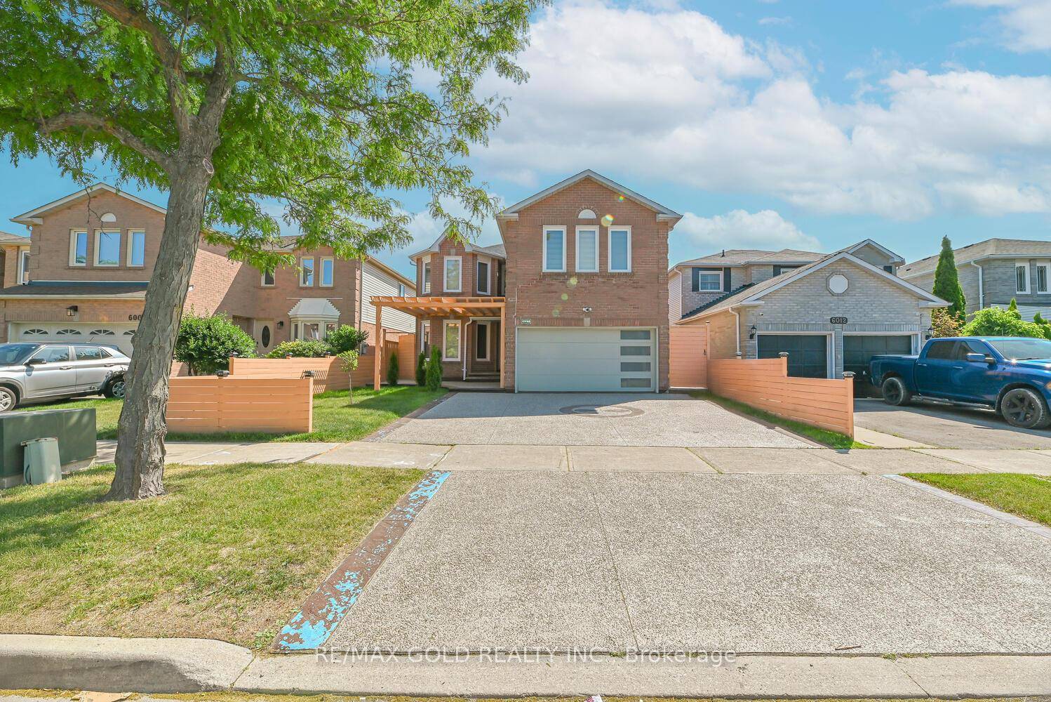 Stunning Renovated Detached Home in Prime Mississauga Location !