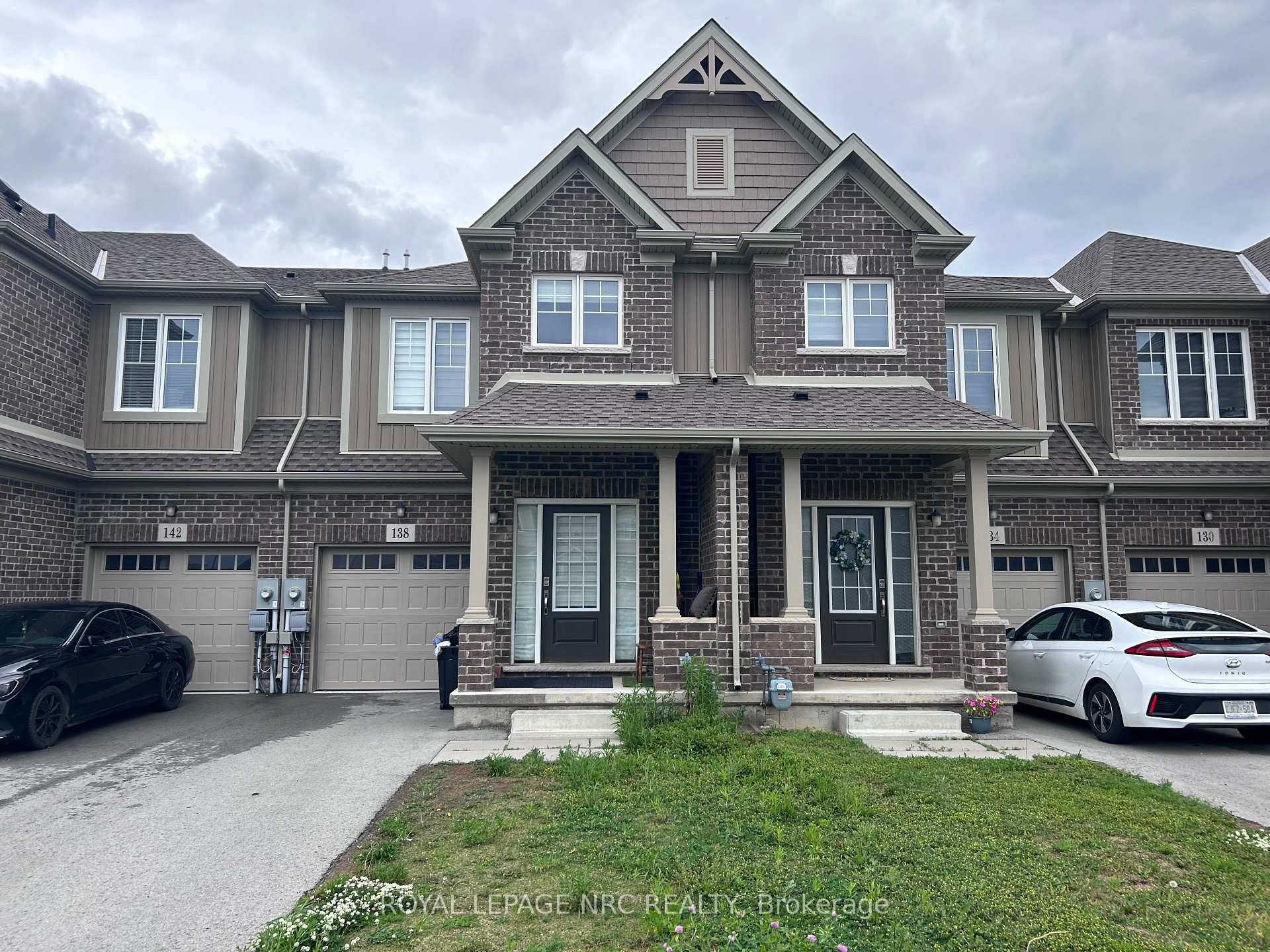 Beautiful and spacious townhouse located in a highly desirable Welland neighbourhood.