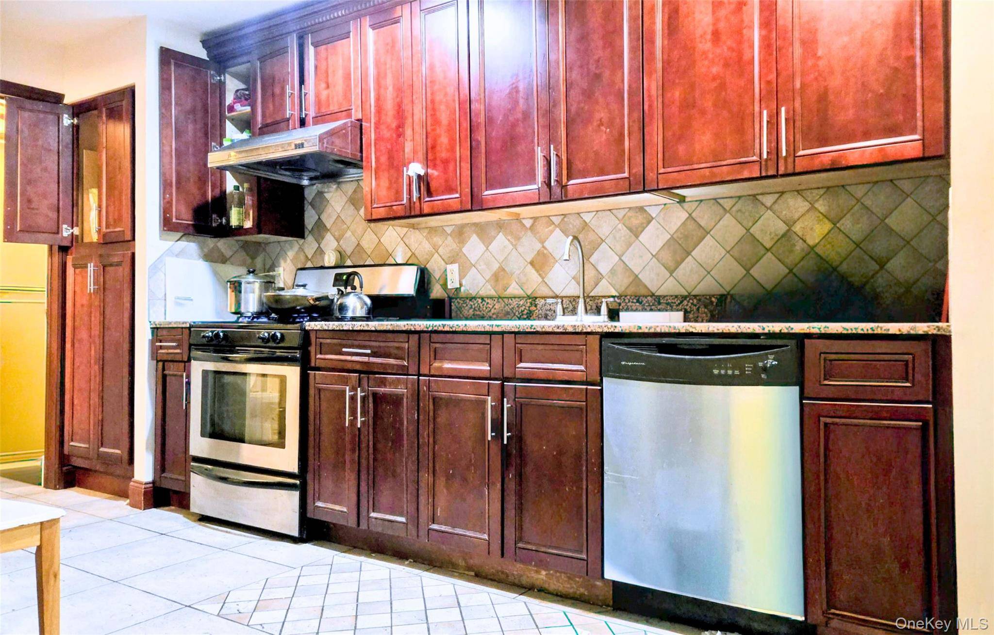 Welcome to 42 47 Union Street 2A, Flushing, NY 11355 where modern comfort meets prime convenience !