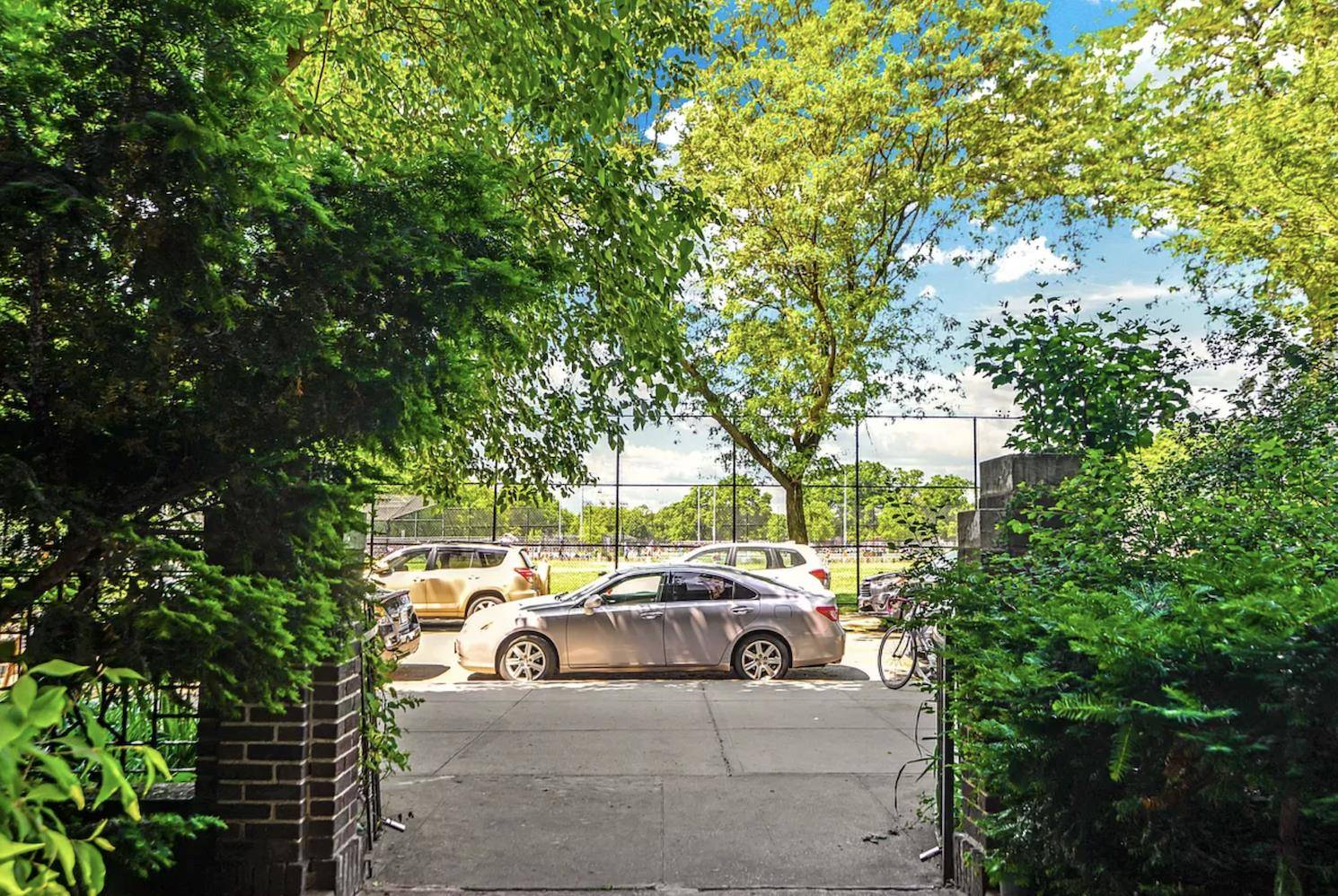 SPONSOR SALE NO BOARD APPROVAL NEW INCENTIVESponsors are offering to convert this spacious home to a junior one bedroom FIRST TIME BUYERS WELCOME !