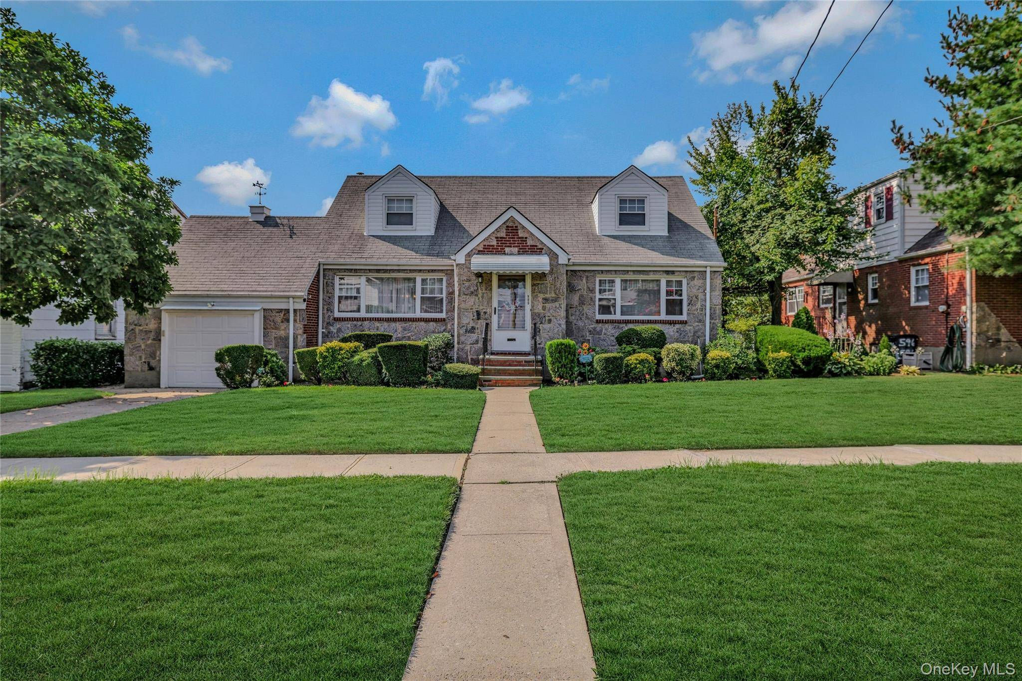Charming Wide Line Cape Prime Location !