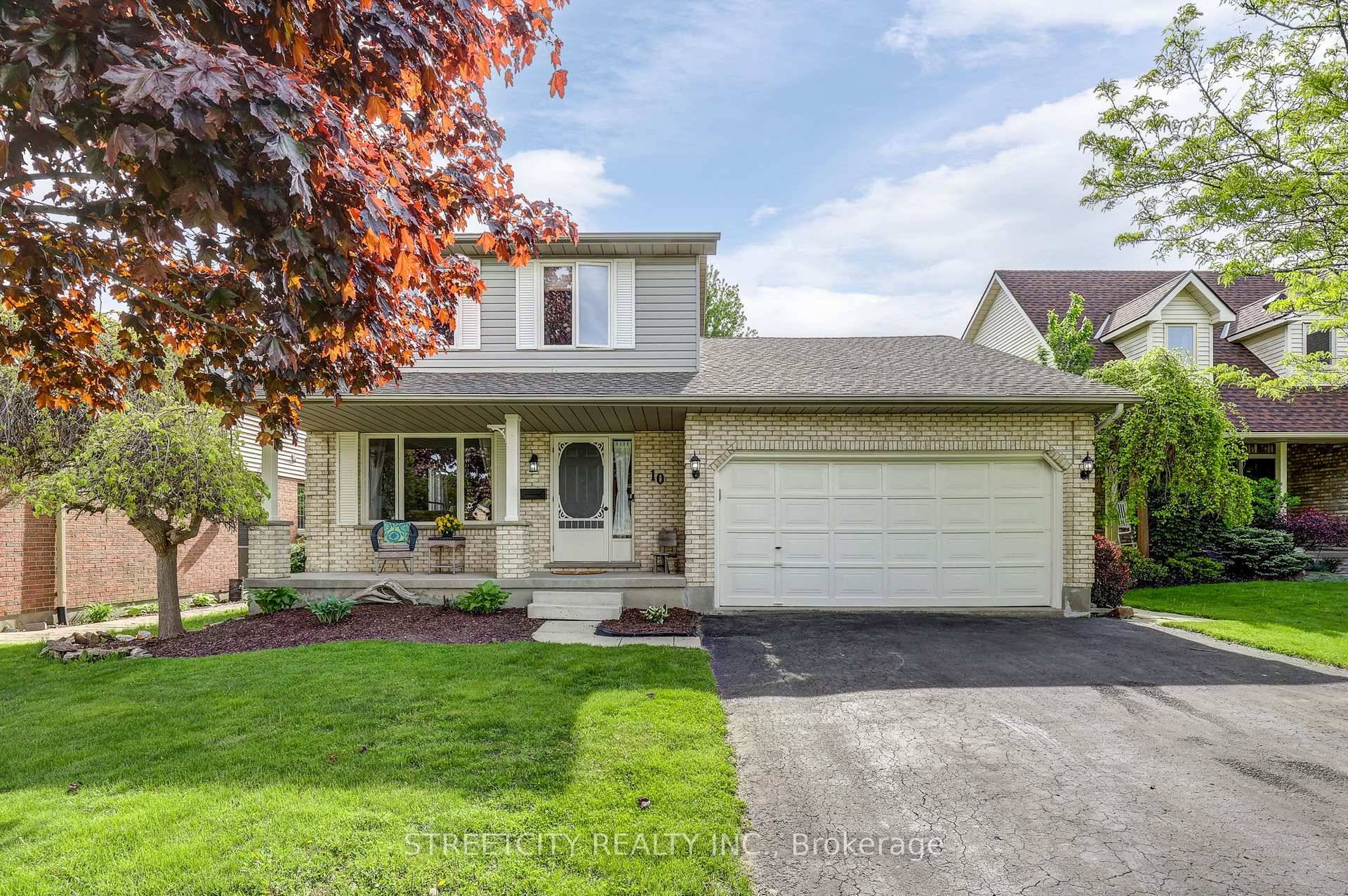 Welcome to your dream home on the picturesque Timberlane Crescent !