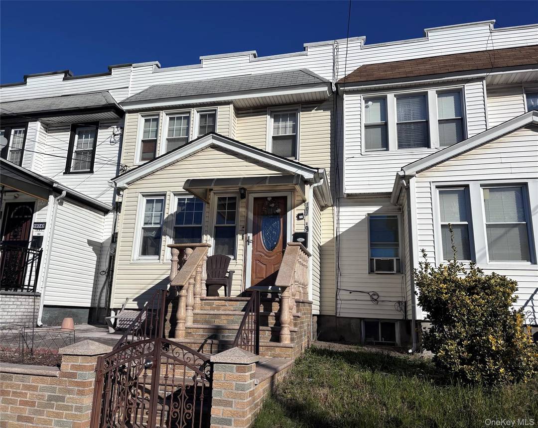 2 family in the heart of Richmond Hill, perfect for first time buyers.