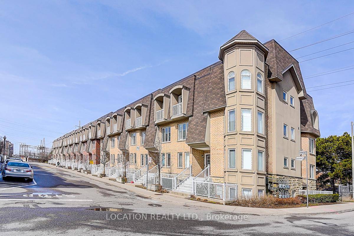 Welcome To This Move In Ready, Newer End Unit Townhome In The Heart Of Davenport Village !