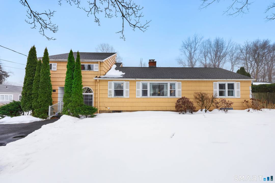 Wonderfully maintained split level ranch in Fairfield, located on a quiet dead end street.