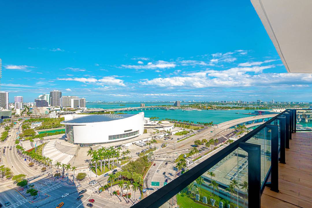 Perfect for those seeking elegance and convenience, this condo is a dream come true while marveling at the breathtaking views of downtown Miami and Biscayne Bay from your high ceiling ...