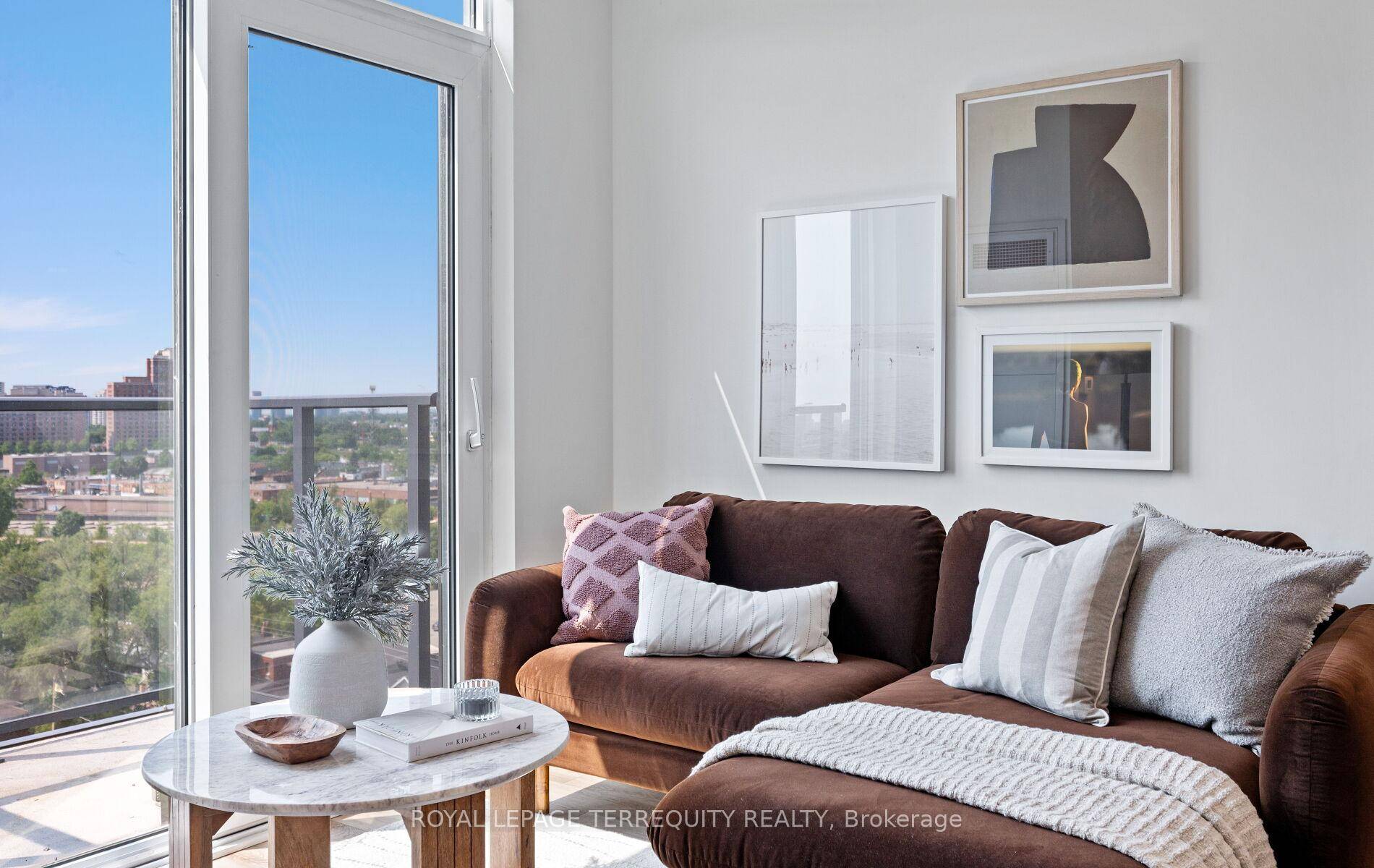 Welcome to this stunning PENTHOUSE SUITE in the heart of the St Clair.