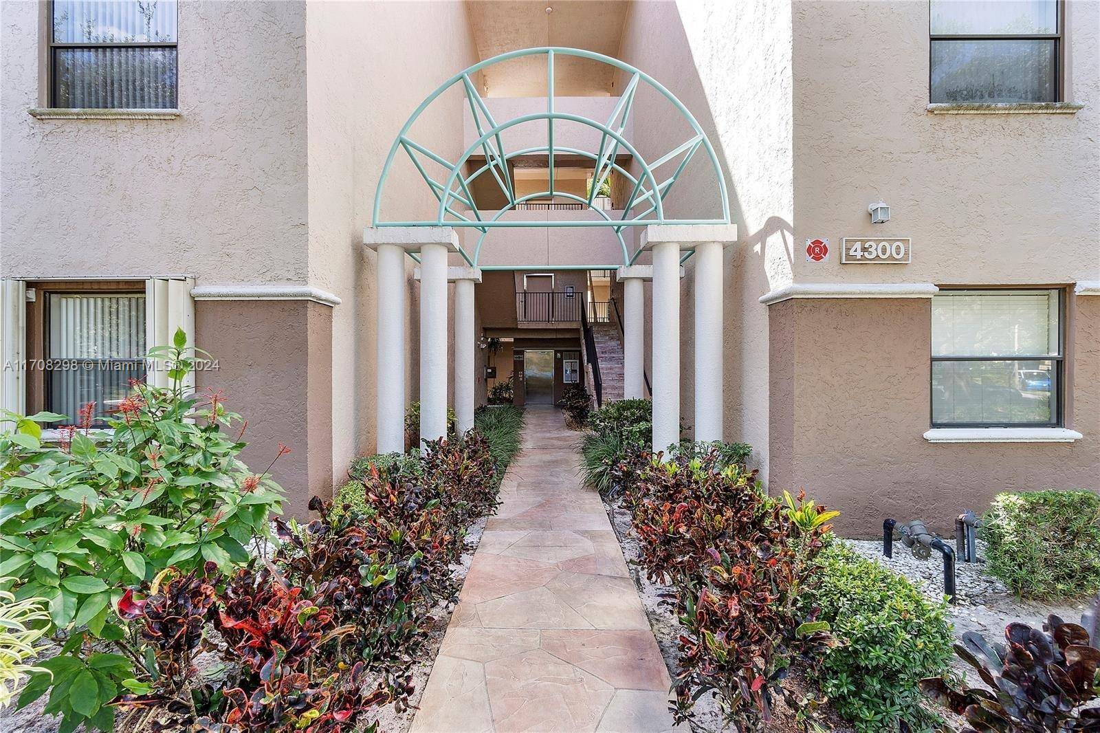Come check out this absolutely gorgeous and stunning yet cozy unit !