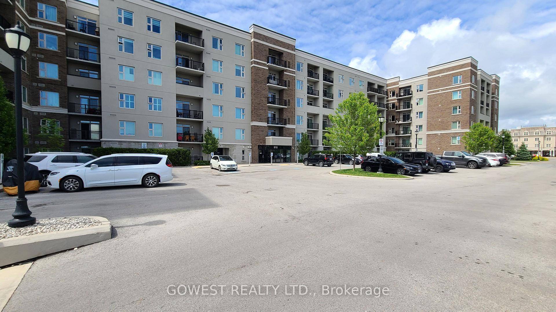Elegant 2 Bedroom Condo with Panoramic Escarpment Views Welcome to this beautifully appointed 2 bedroom, 2 bathroom condominium offering sweeping views of the Niagara Escarpment from every room.