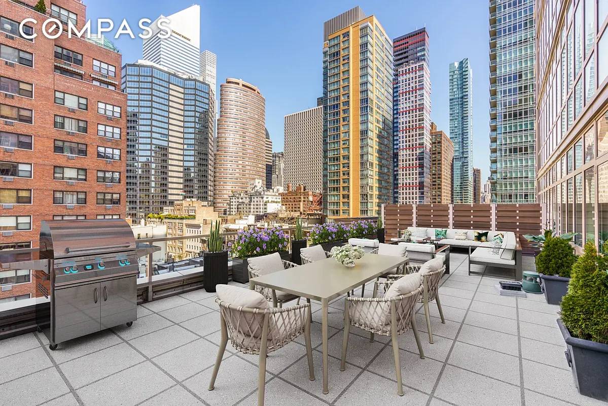 EXPANSIVE PRIVATE TERRACE WITH CITY VIEWS !