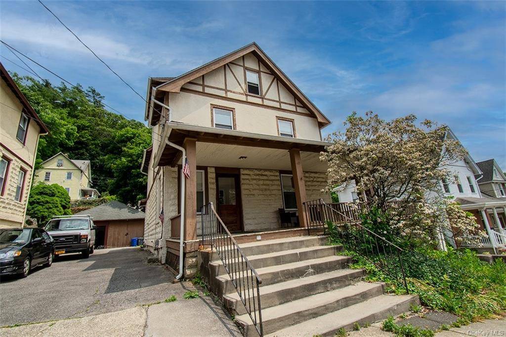 A commuters dream ! 3 bedroom duplex in the heart of Valhalla, steps away from the Valhalla train station and Bronx River Parkway.