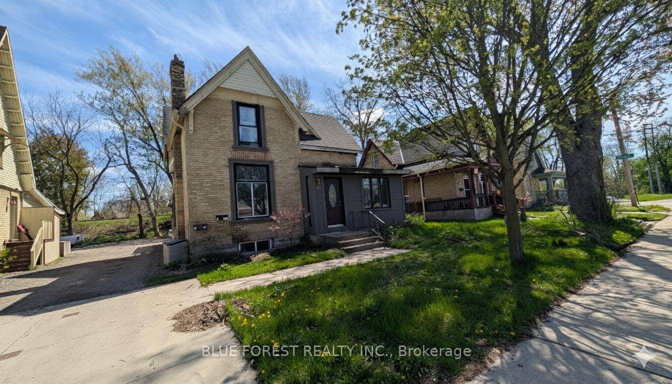 Great opportunity for investor or owner occupy with mortgage helper.