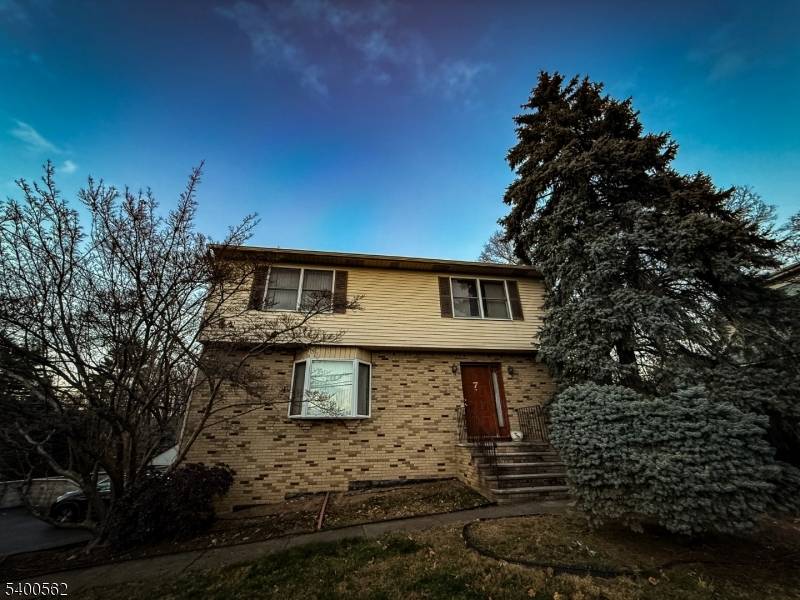 Welcome to this spacious 1987 Colonial offering 4 bedrooms and 3.