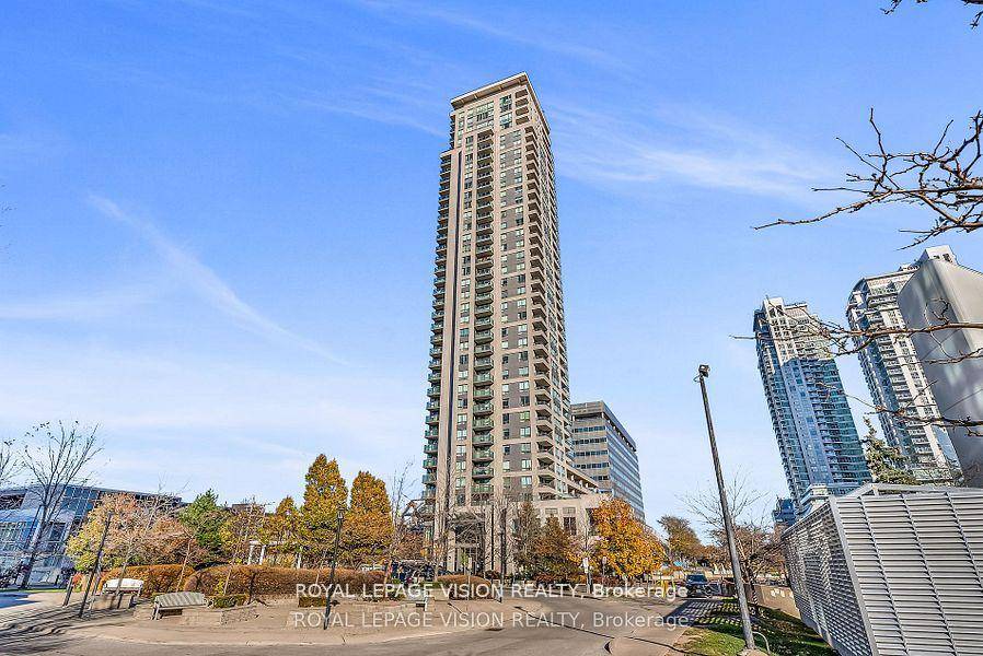 Spacious and Beautiful layout 1 Bedroom plus Den Large Windows in a Sun Filled Unit Great Open Concept Open Balcony with South West views Facing Lake and CN Tower Solarium ...