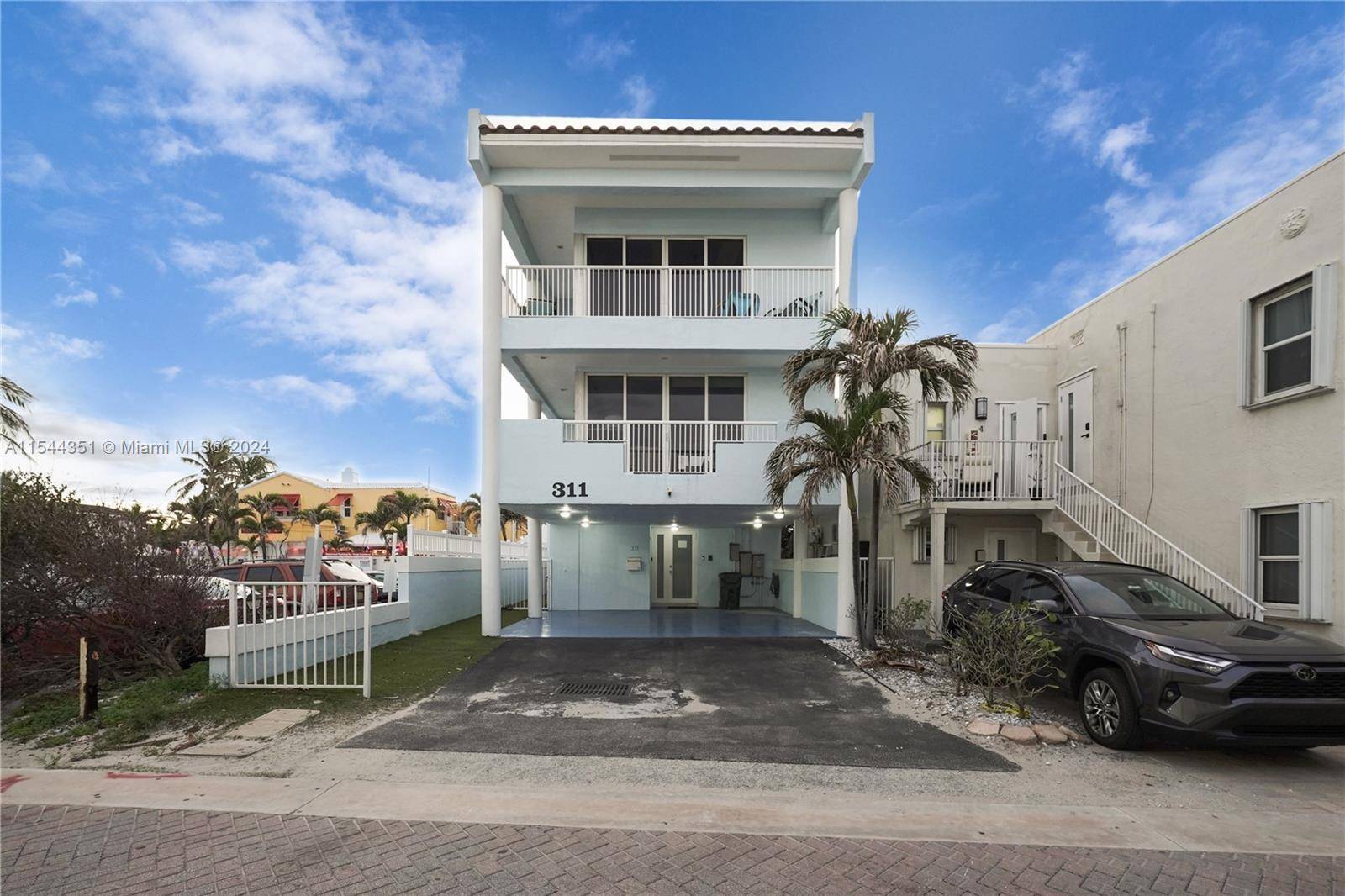 Prime location in Hollywood Beach !