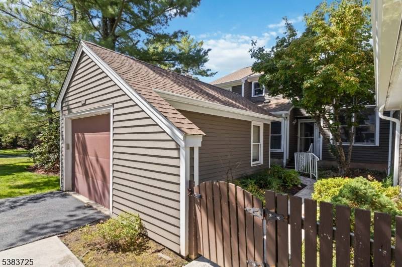 Welcome to Ramapo Ridge, one of Mahwah's most desirable communities !