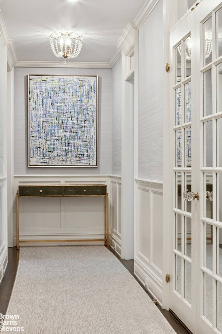 Mint Park Avenue Renovation This meticulously renovated and exquisitely decorated eight into seven room apartment is a blend of timeless architectural charm and modern sophistication.