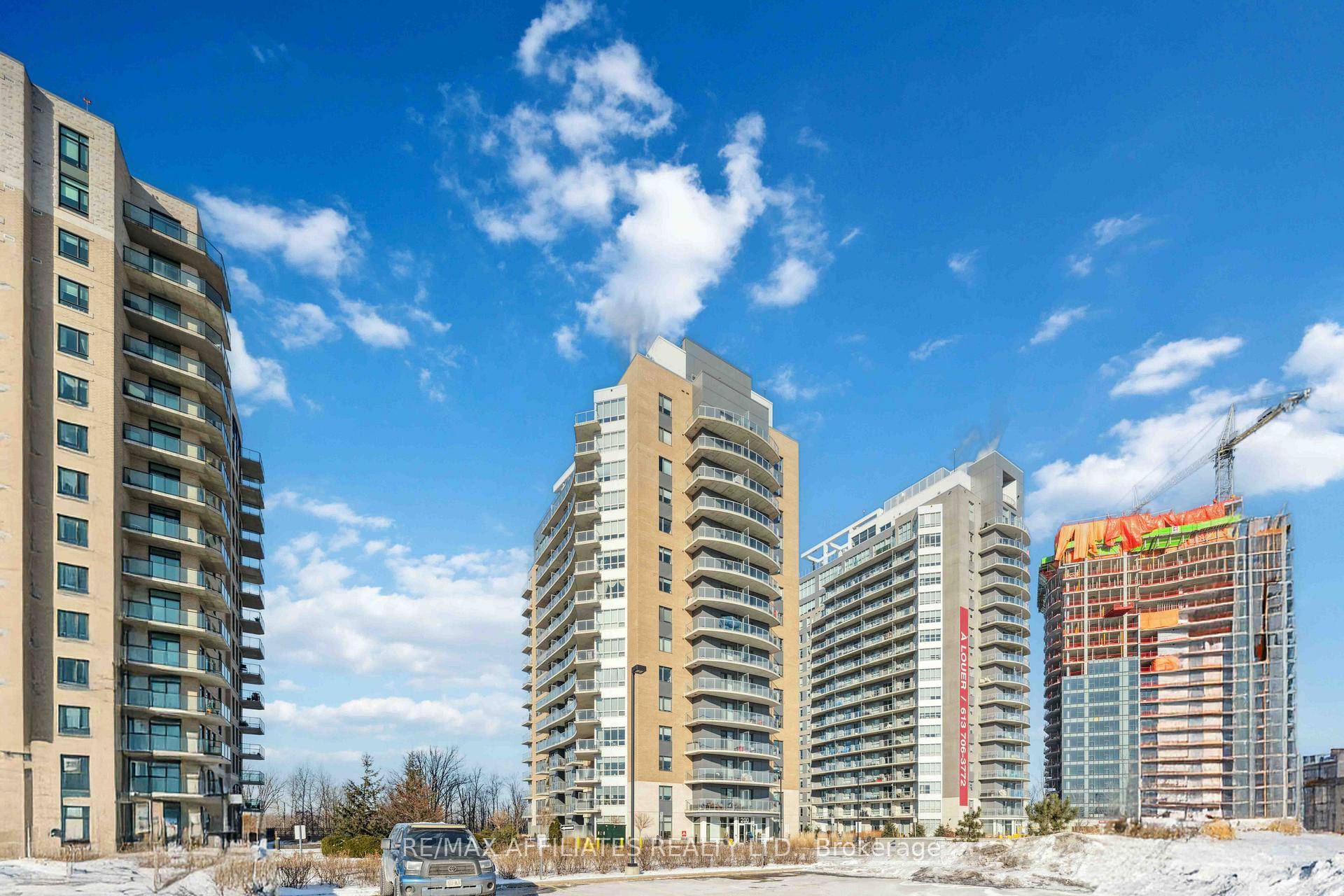 This stunning 1 bedroom plus DEN condo on the 11th floor with western exposure offers spectacular water views and an abundance of natural light.