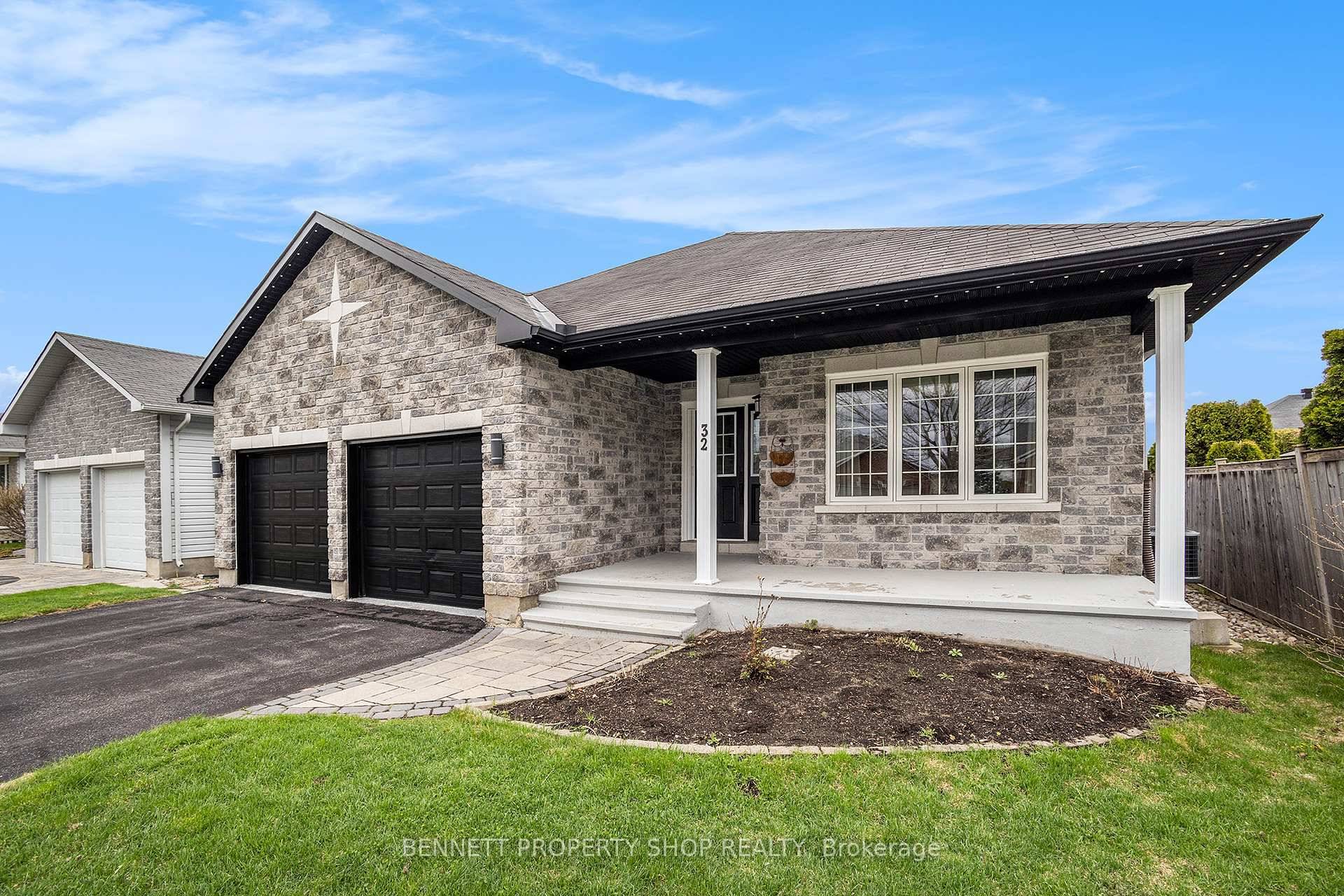 FANTASTIC LOCATION ! WONDERFUL detached bungalow located in the wonderful community of Almonte.