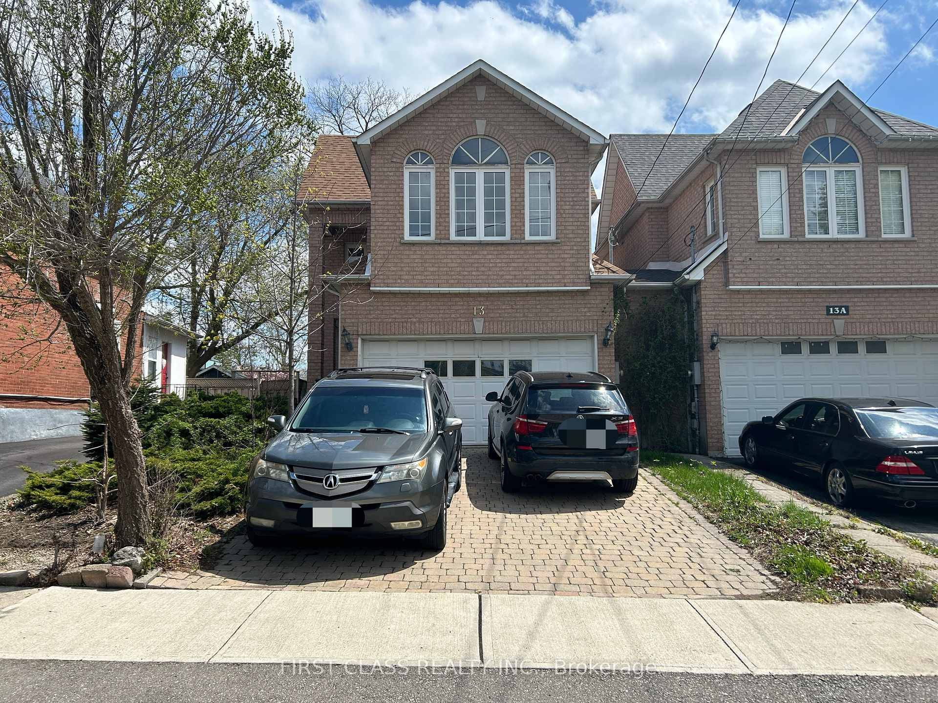 Spacious amp ; Bright Home in Prestigious Mississauga Location !