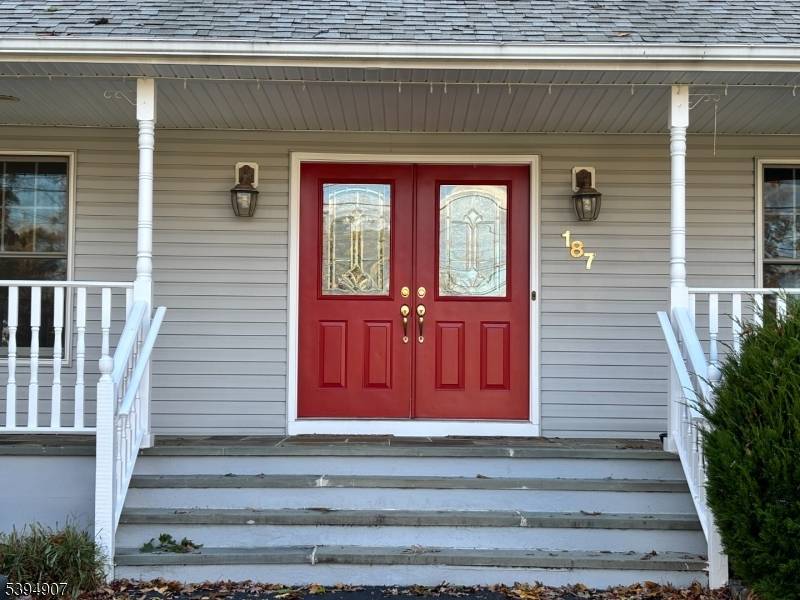 Beautiful 4 Bedroom Home in Packanack Lake !