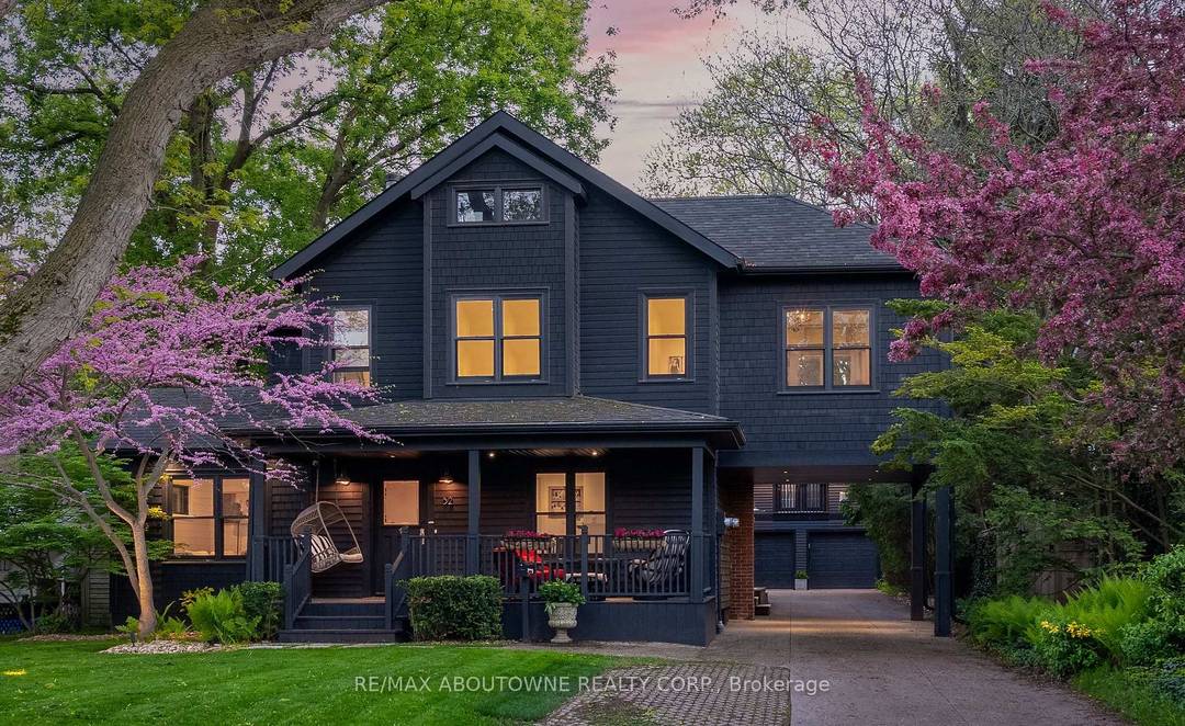Chic Farmhouse Elegance Steps from the Lake Nestled in one of Oakvilles most beloved enclaves, 52 Kerr Street is a timeless blend of farmhouse charm and refined design.