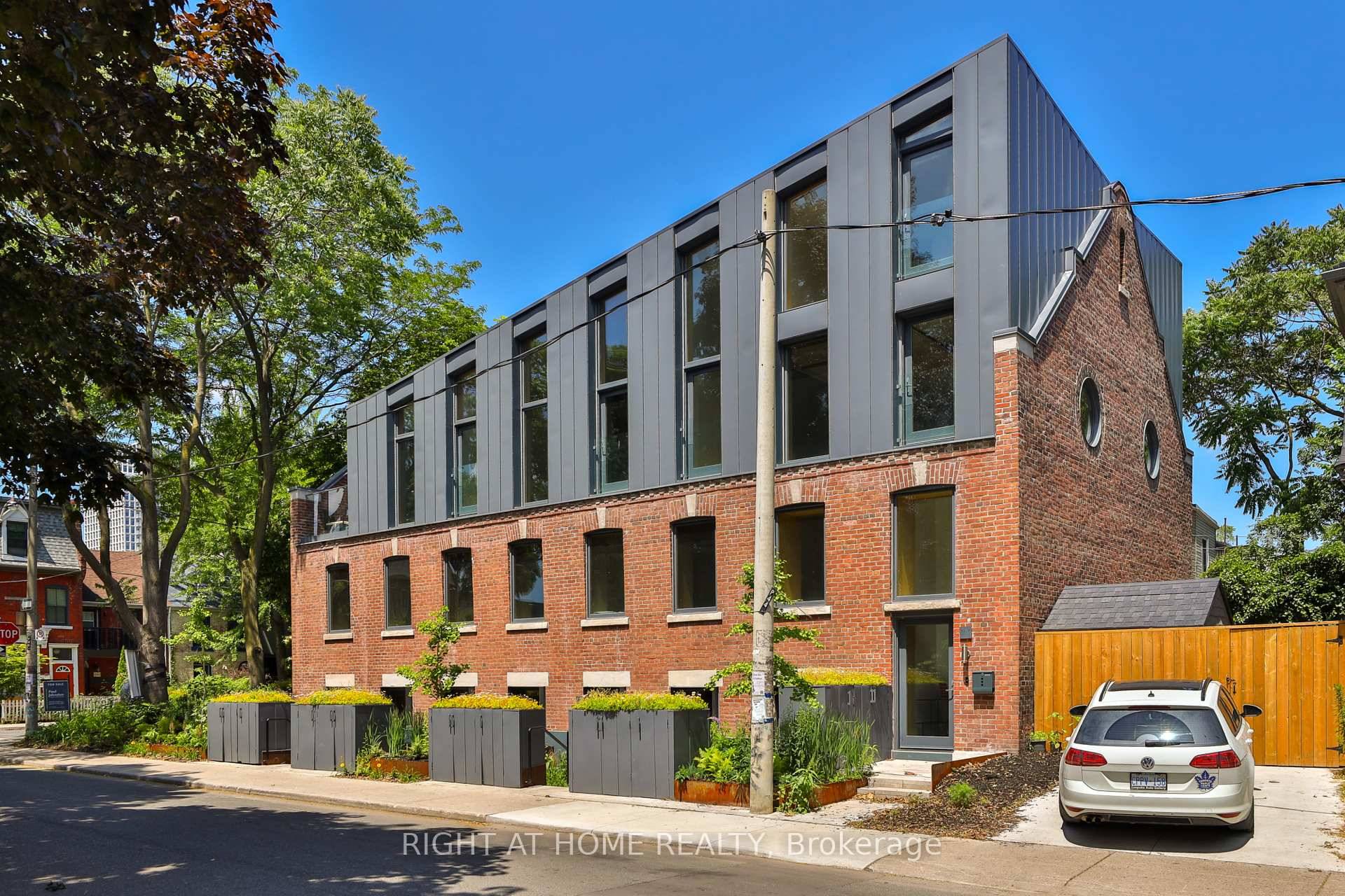 Welcome to the final Garden Home at Brunswick Lofts an outstanding 2 level home at this award winning boutique heritage conversion in the Annex.