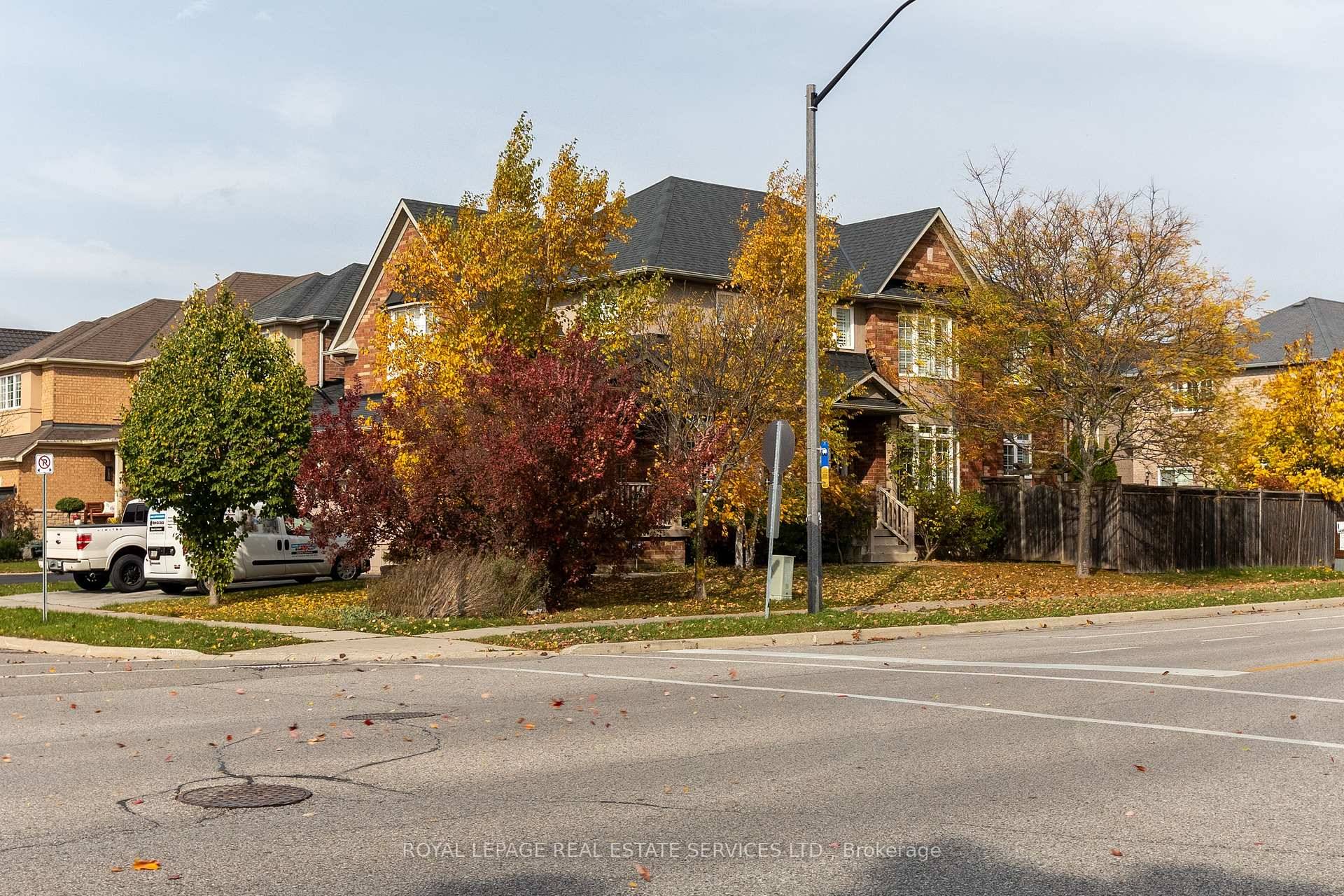 Priced to sell ! An extraordinary family life awaits in Westmount, one of Oakville's most desirable neighborhoods.