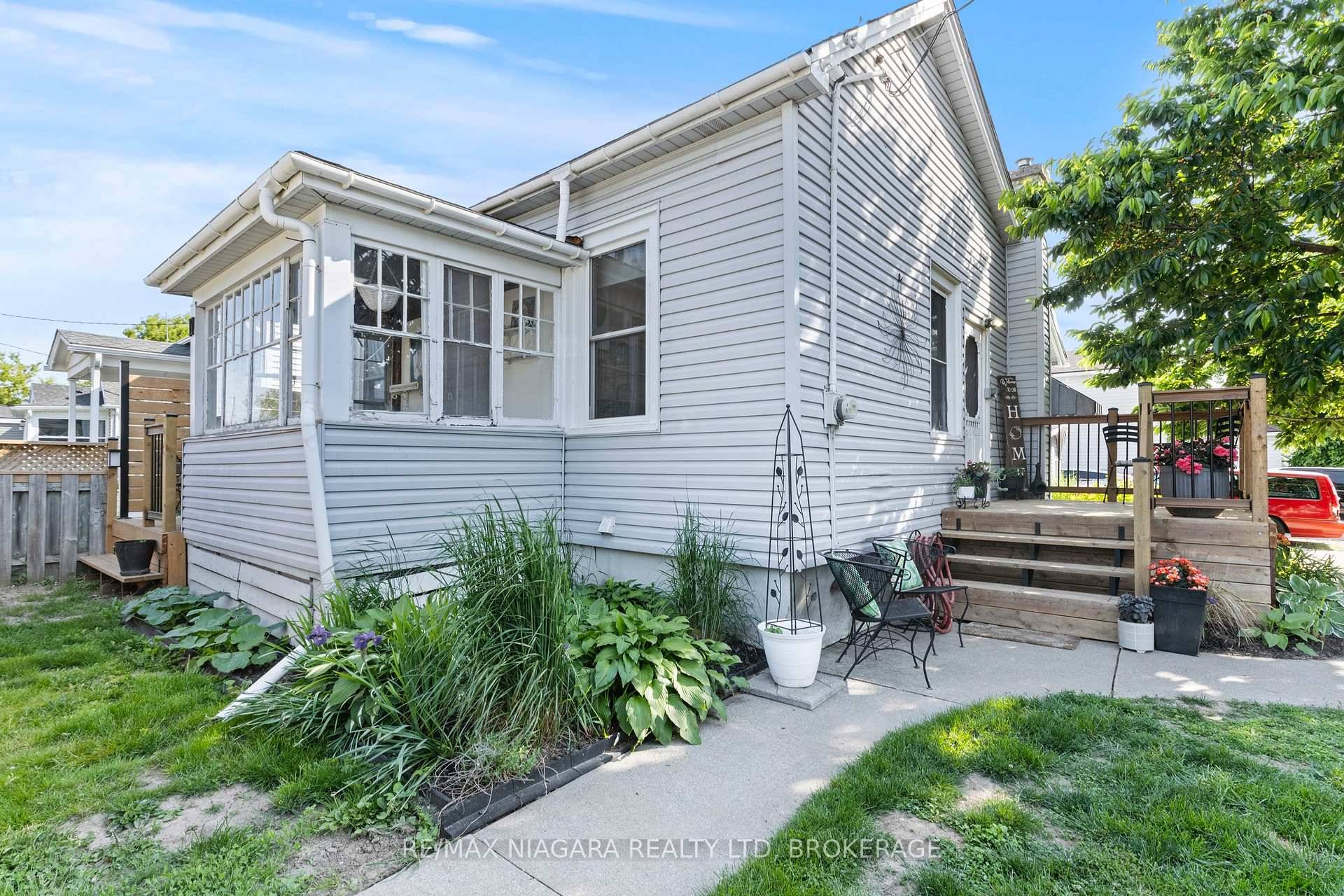 Charming 2 1 bedroom bungalow in a central downtown location.