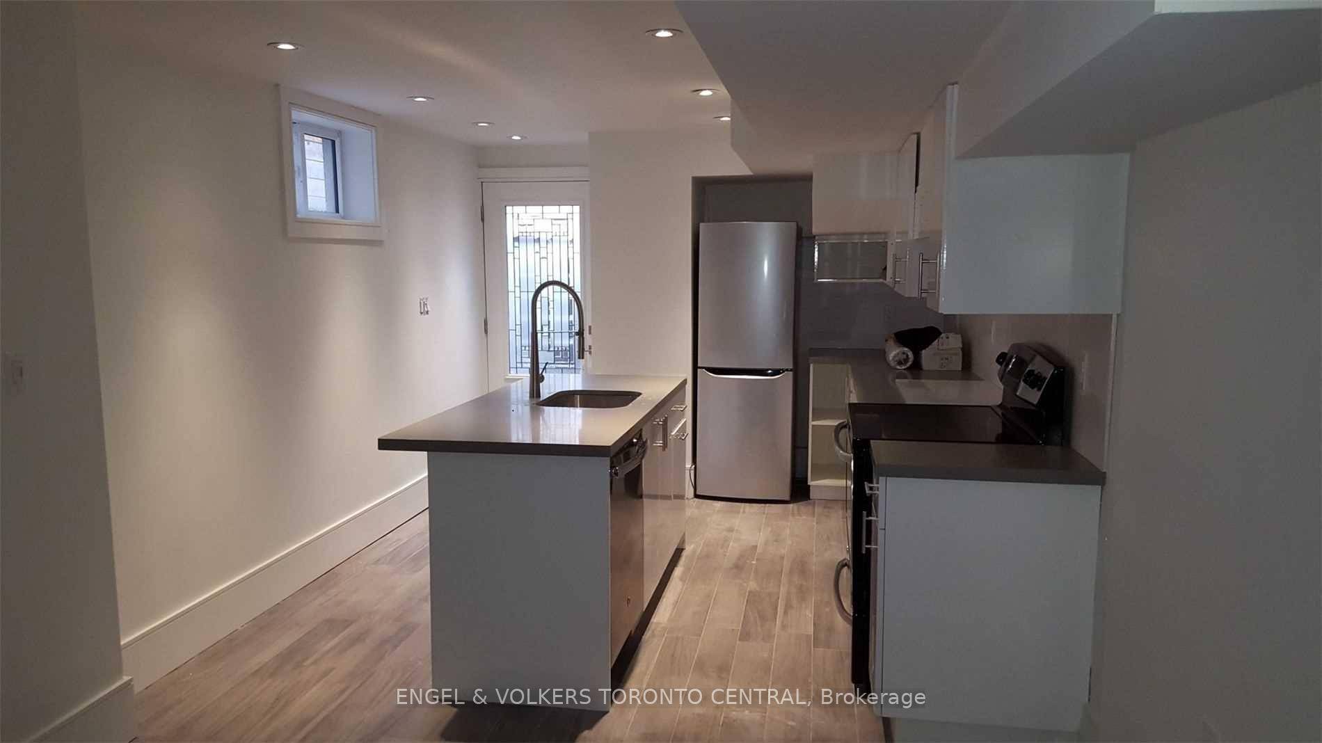Discover a lovely two bedroom, one bathroom basement apartment that blends contemporary upgrades with high ceilings and natural light, in the vibrant neighbourhood of Leslieville !