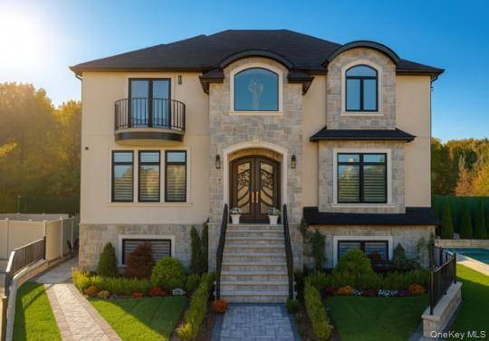 Brand New Luxurious 2 dwelling on a private cul de sac.