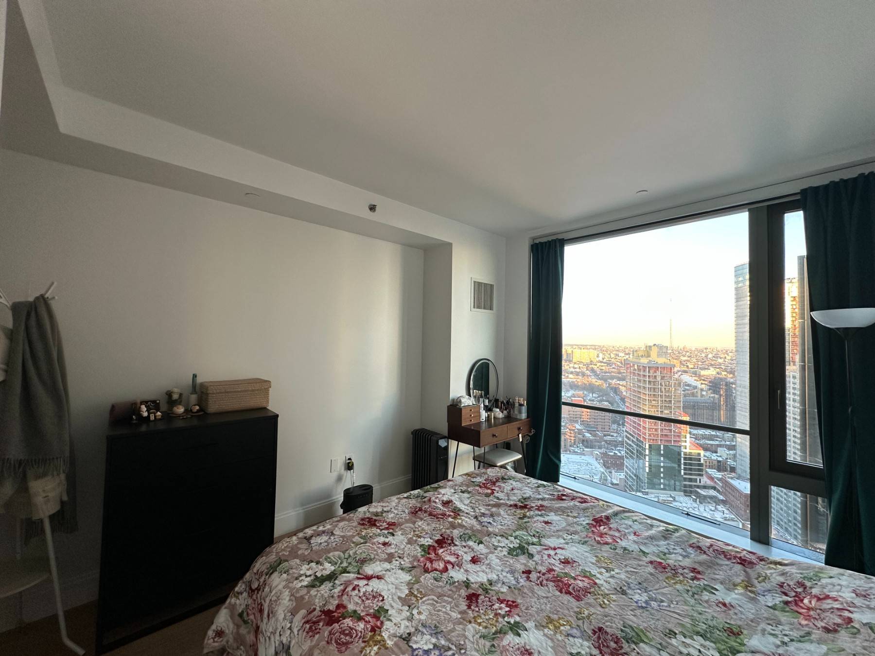 Stunning High floor 1 bed, facing south, cab be fully furnished including a bidet already installed or unfurnished.
