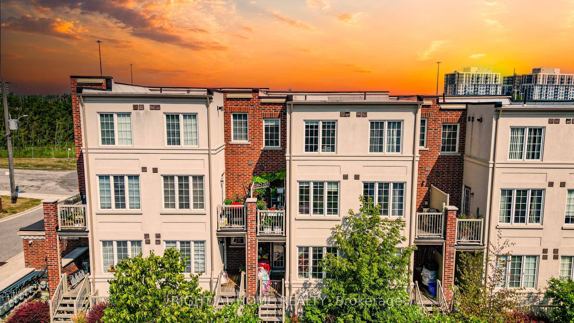 Welcome to this stunning modern 3 1 Bedroom, 3 Bathroom townhouse located in the highly desirable peaceful, family friendly Neighbourhood at Kingston Rd amp ; Port Union area, a perfect ...
