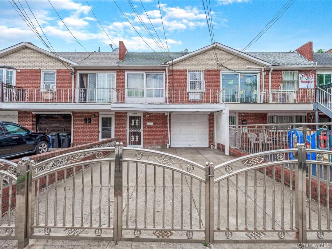 Motivated Seller Welcome to this spacious and well maintained 4 bedroom, 3.